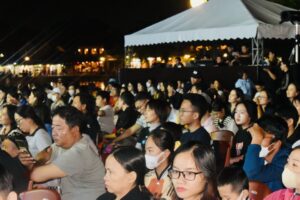 Khách tham gia lễ hội