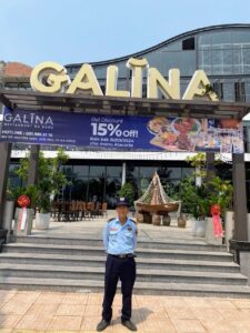 Nhân viên bảo vệ tại lối đi chính vào nhà hàng Galina